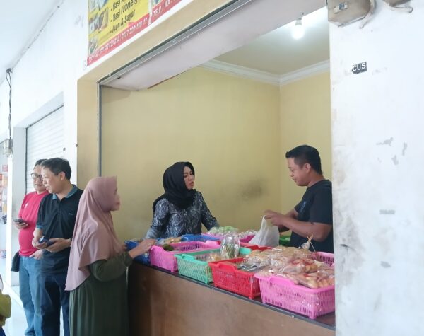Borong Dagangan di Pasar Prajuritkulon, Ning Ita Didoakan Menang di Pilwali Kota Mojokerto