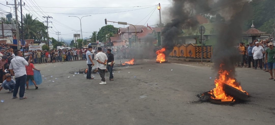 Kasus Pelecehan Seksual di TRB, Masyarakat Pidoli Lombang Blokir Jalan Simpang Empat Kampus STAIN Madina