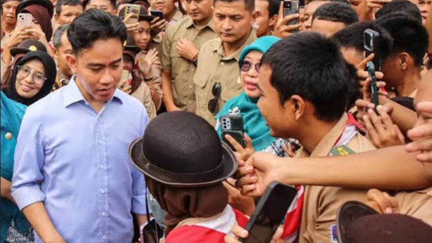 Kedatangan Gibran di sambut baik oleh siswa. (Redaksi / Kabarterdepan.com)