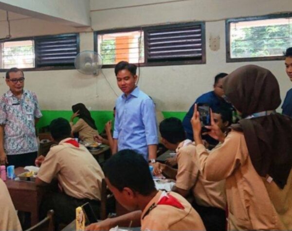 Kunjungan Wapres Gibran, Tinjau Program Makan Gratis untuk di SMKN 7 Semarang Berjalan Lancar