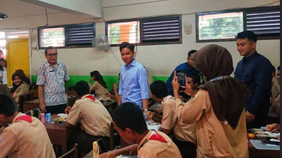 Potret Wakil Presiden Gibran Rakabuming Raka Presiden memantau pelaksanaan uji coba Program Makan Bergizi Gratis di SMK Negeri 7 Semarang. (Redaksi / Kabarterdepan.com)