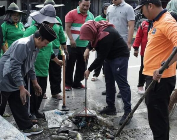 Wabup Madina Atika Azmi Blusukan Bersihkan Sampah, Ingatkan Kesehatan Lingkungan