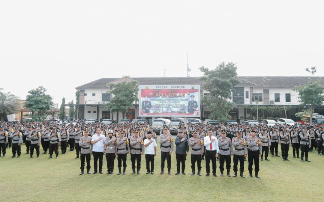 Pastikan Kamtibmas Aman dan Kondusif, Kapolres Jombang Pimpin Apel Pergeseran Personel ke TPS