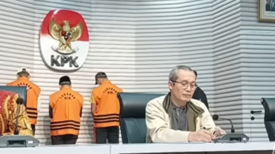 Potret Alexander Marwata wakil ketua KPK yang membacakan secara rinci penetapan tersangka. (Redaksi / Kabarterdepan.com)