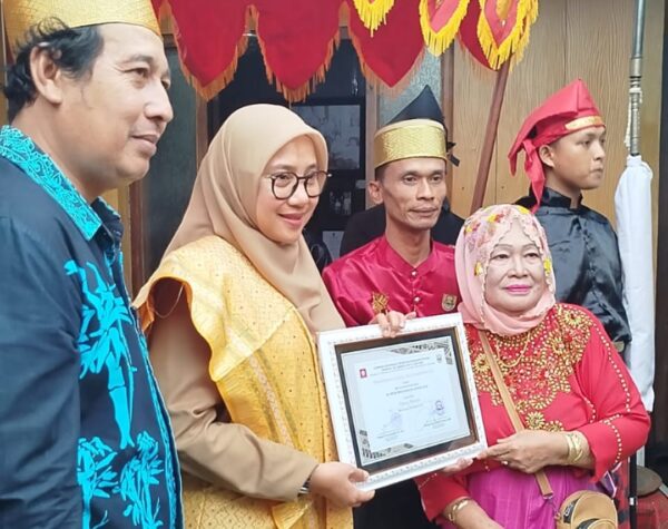 Bupati Banyuwangi Terima Gelar Daeng Malolo dari Masyarakat Adat Bugis Mandar