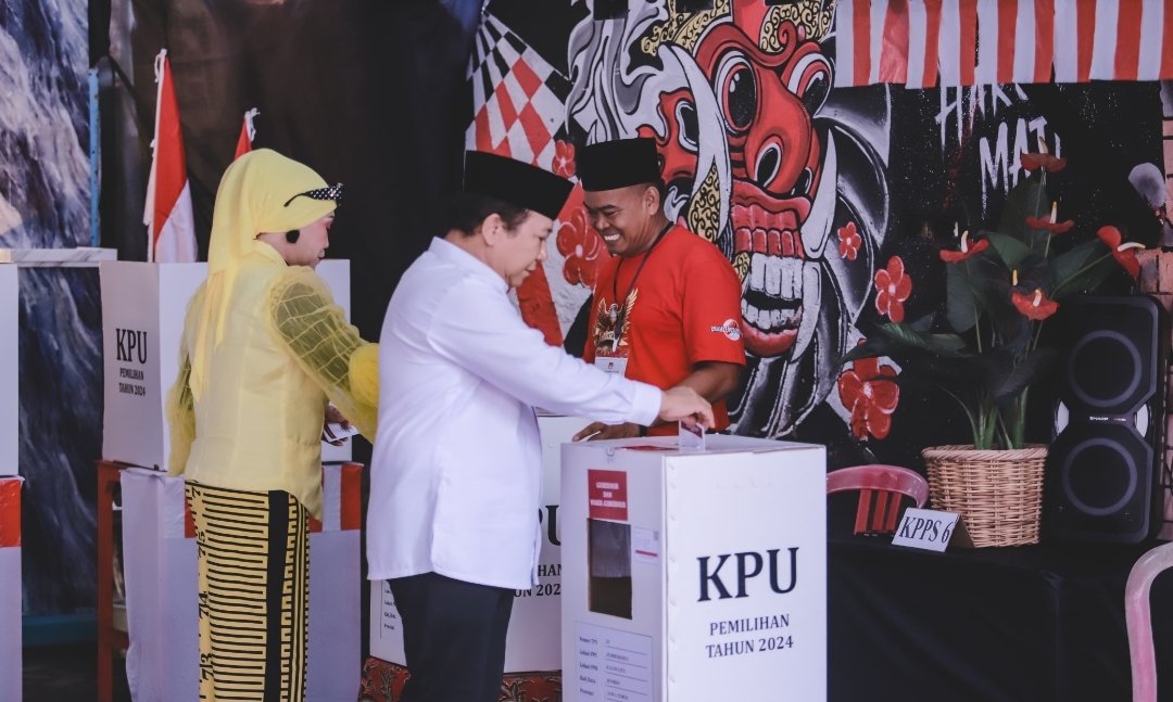 Bupati Jember Hendy Siswanto Bareng Istri Salurkan Suara di TPS 20