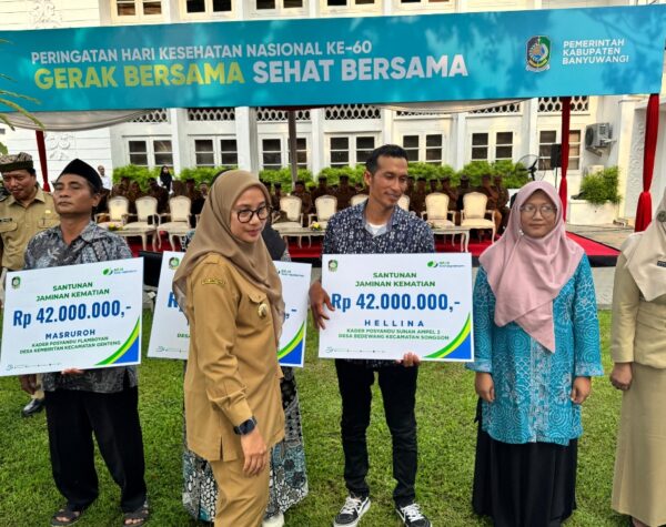 Peringatan HKN, Ahli Waris Kader Posyandu di Banyuwangi Terima JKM dari BPJS Ketenagakerjaan