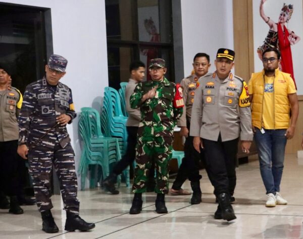 Polisi Kawal Pengembalian Kotak Suara Hasil Pungutan Suara Pilkada Banyuwangi