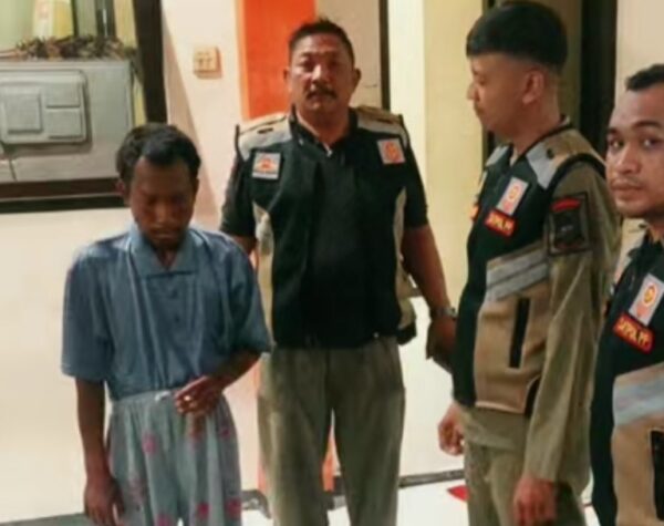 Satpol PP Kota Mojokerto Amankan Tunawisma Tanpa Busana di Jalan Brawijaya