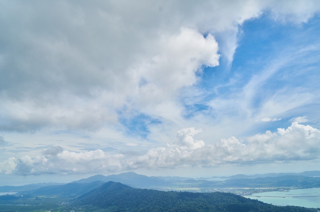 Ilustrasi prakiraan cuaca cerah berawan. (freepik)