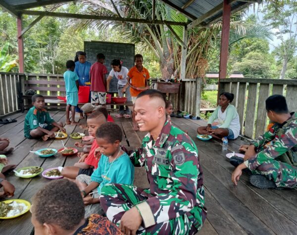 Beri Makan Sehat, Upaya Satgas Yonif 503/Mayangkara Dukung Tumbuh Kembang Anak Papua