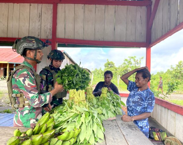 Pos Batas Batu Satgas Yonif 503/Mayangkara Borong Sayur Hasil Kebun Mama Papua