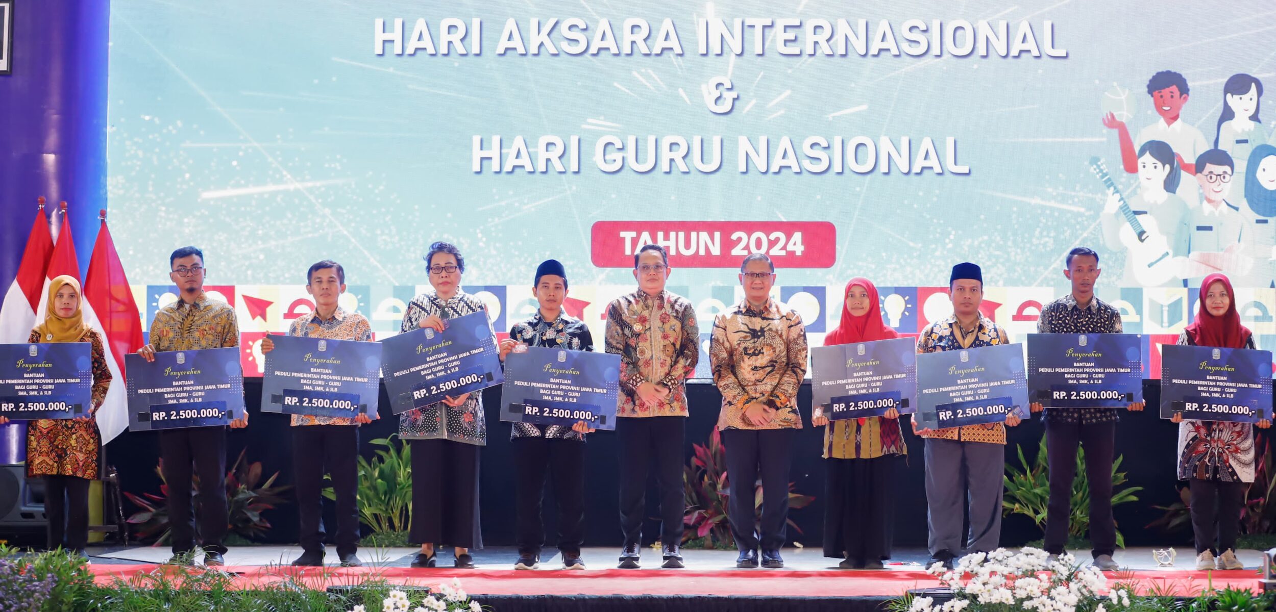 Pj Gubernur Adhy Karyono didampingi Kepala Dinas Pendidikan Aries Paewai bersama para kepala daerah penerima apresiasi Sharimg Terbanyak Anggaran Bosda Madin 2024. (Humas Pemprpv Jatim)