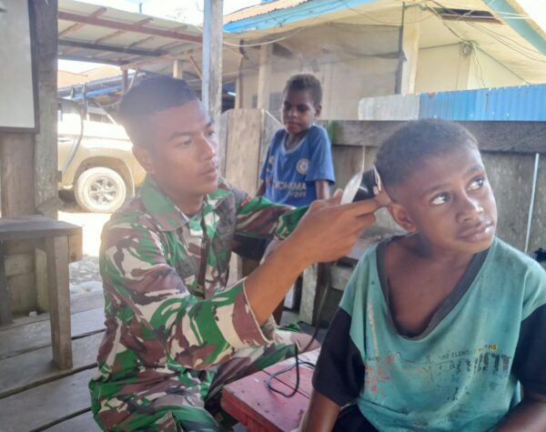 Cukur Rambut Gratis Kesatria Mayangkara untuk Anak Papua