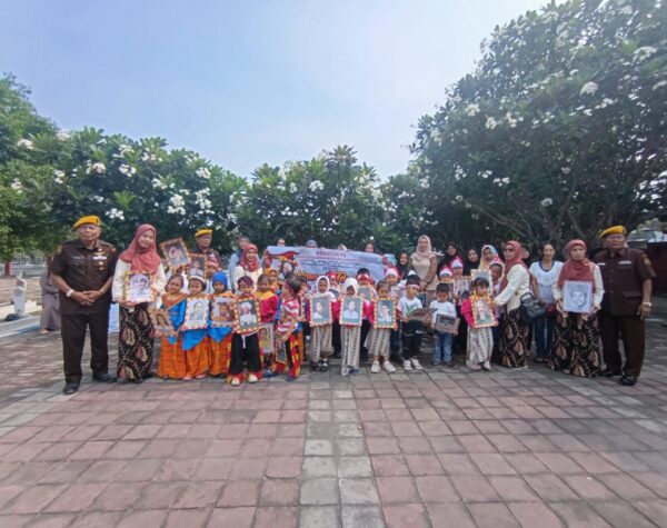Peringati Hari Pahlawan, Siswa TK Panjatkan Doa di TMP Jombang Bersama Veteran