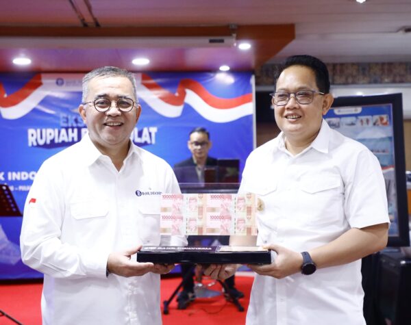 Pj Gubernur Jatim Adhy Karyono dan bersama Asisten Gubernur Bank Indonesia - Kepala Departemen Pengelolaan Uang Marlison Hakim menunjukan uang pecahan ratusan ribu rupiah. (Humas Pemprov Jatim)