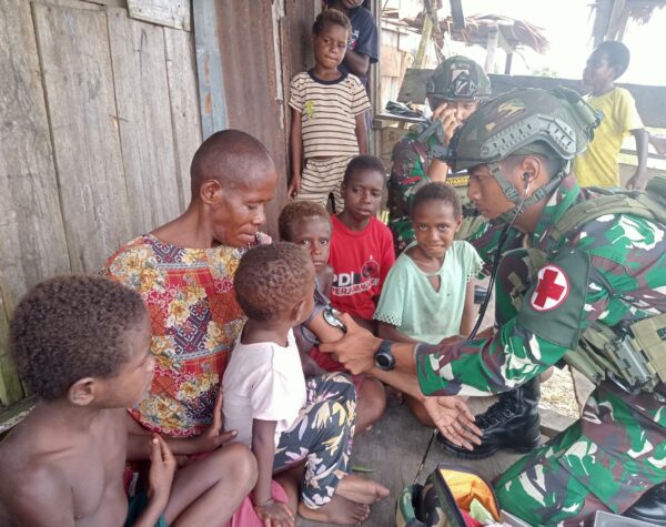 Blusukan Satgas Yonif 503/Mayangkara ke Rumah Warga, Berikan Pelayanan Kesehatan