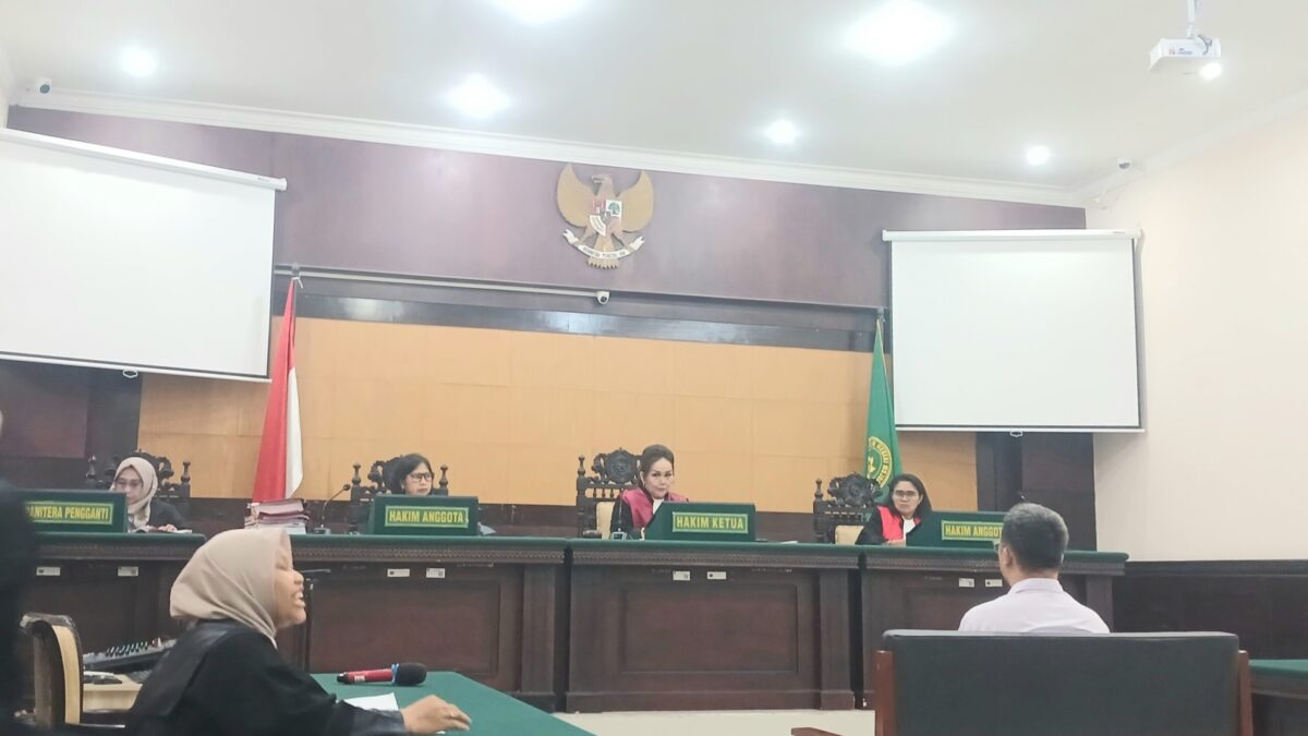 Potret persidangan terdakwah Herman Budiono saat ajukan pembelaan. (Firda / Kabarterdepan.com)