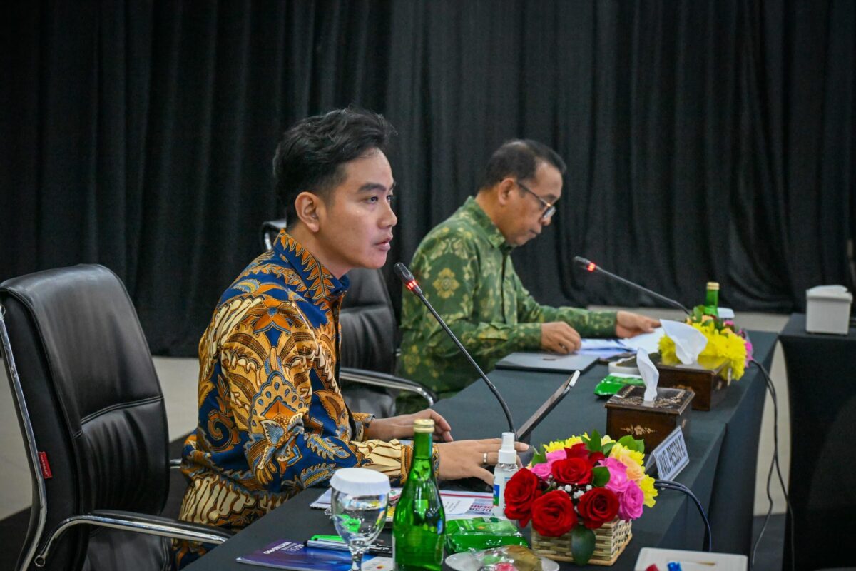 Potret wakil presiden Gibran Rakabuming Raka yang memimpin rapat perdana terkait DBON. (@KemensetnegRI / Kabarterdepan.com)