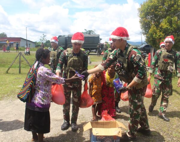 Sambut Hari Natal 2024, Satgas Yonif 503/Mayangkara Bersama Kodim 1706/Nduga Berbagi Sembako