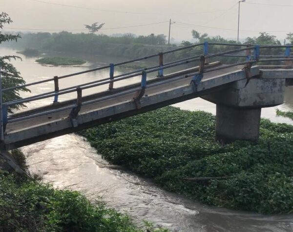 Kondisi jembatan yang roboh di Jalan Penghubung Desa Kedunggempol dengan Desa Kebondalem di Kecamatan Mojosari, Kabupaten Mojokerto terputus, Selasa (3/12/2024) pagi (Andy / Kabarterdepan.com) 