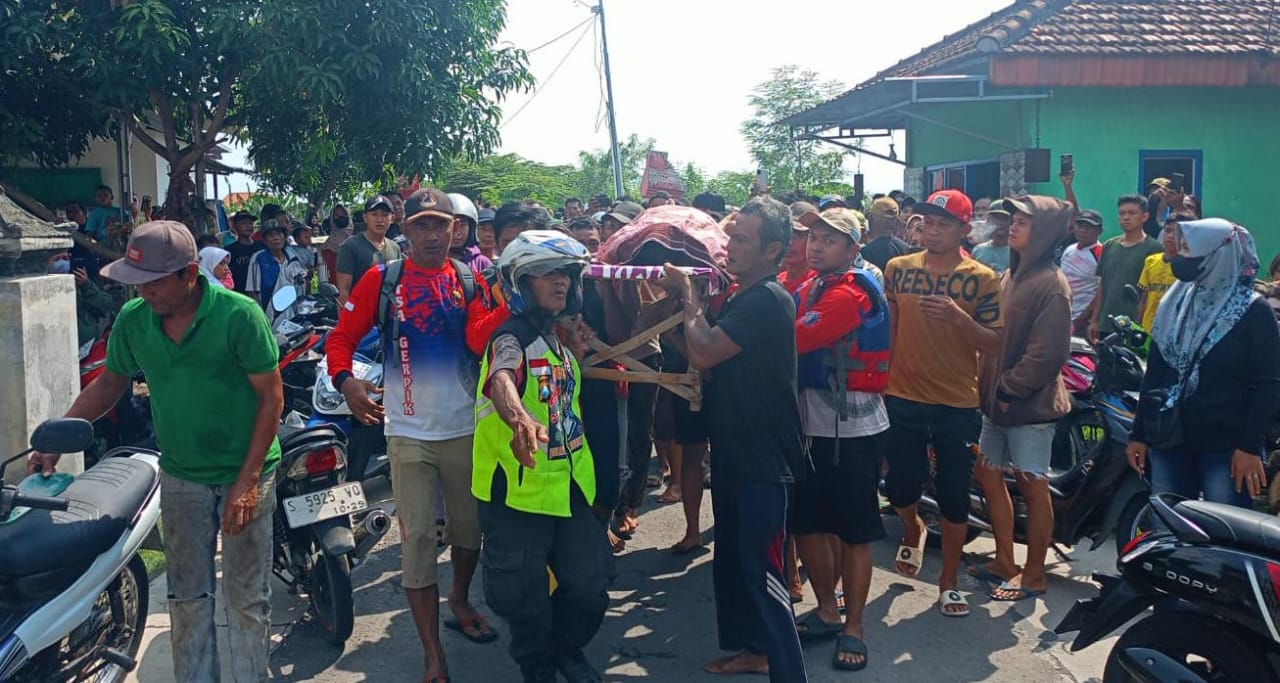 Warga dan relawan saat menemukan tubuh korban di Desa Tempuran, Kecamatan Sooko, Kabupaten Mojokerto, Selasa (3/12/2024) siang sekitar pukul 12.00 WIB (Andy / Kabarterdepan.com) 
