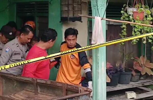 Relawan dan petugas kepolisian saat mengevakuasi jenazah korban dari kamarnya di Kelurahan Miji, Kecamatan Kranggan, Kota Mojokerto, Selasa (3/12/2024) sore sekitar pukul 14.30 WIB. (Andy / Kabarterdepan.com) 