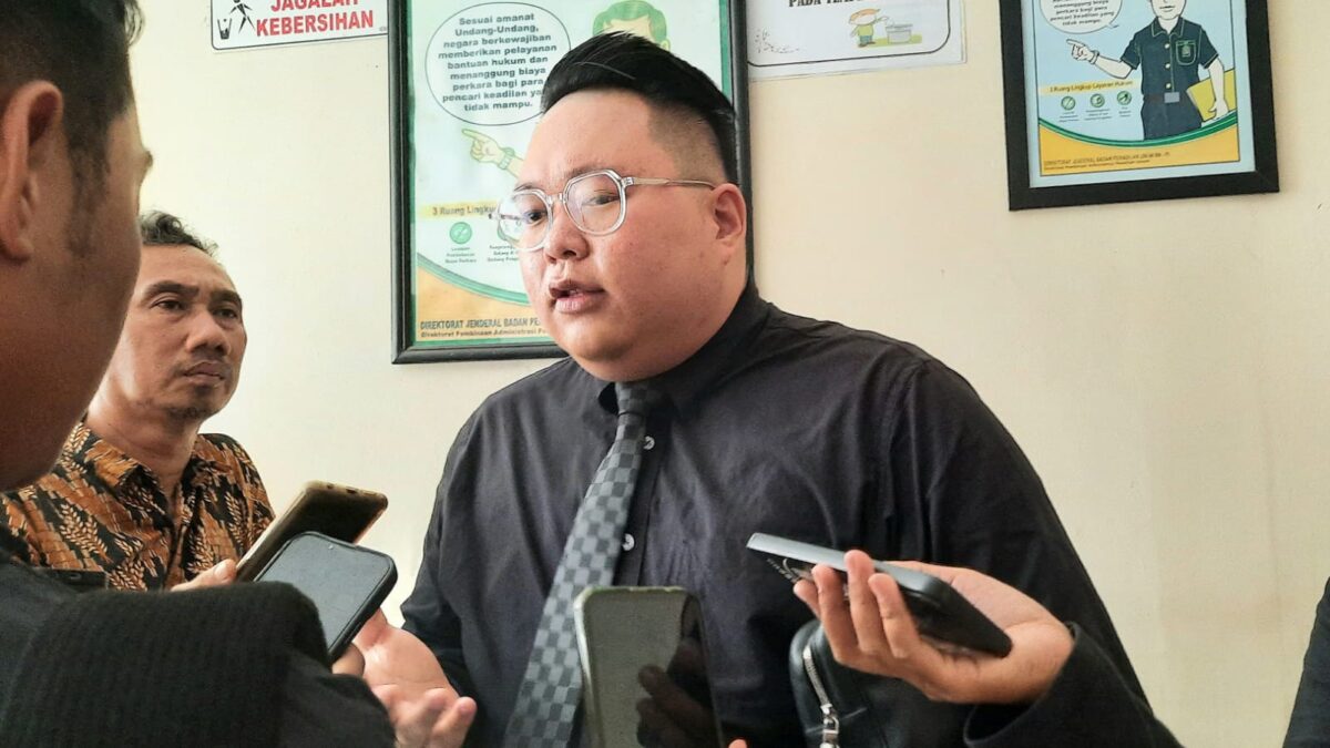 Potret pengacara terdakwa Michael SH yang sedang melakukan wawancara dengan wartawan. (Firda / Kabarterdepan.com)