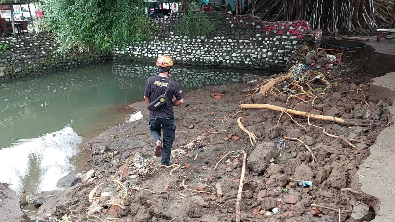 Pemandian Sumber Tuwiri mengalami longsor, Kamis (5/12/2024) sore sekitar pukul 16.00 WIB (Andy / Kabarterdepan.com) 