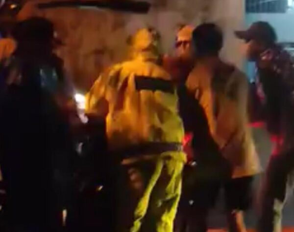 Relawan mengevakuasi tubuh korban kecelakaan di Kecamatan Dlanggu, Jumat (6/12/2024) malam (Andy / Kabarterdepan.com)