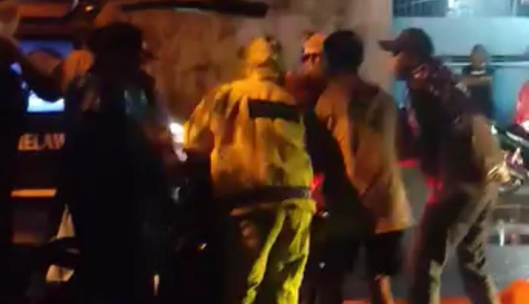 Relawan mengevakuasi tubuh korban kecelakaan di Kecamatan Dlanggu, Jumat (6/12/2024) malam (Andy / Kabarterdepan.com)