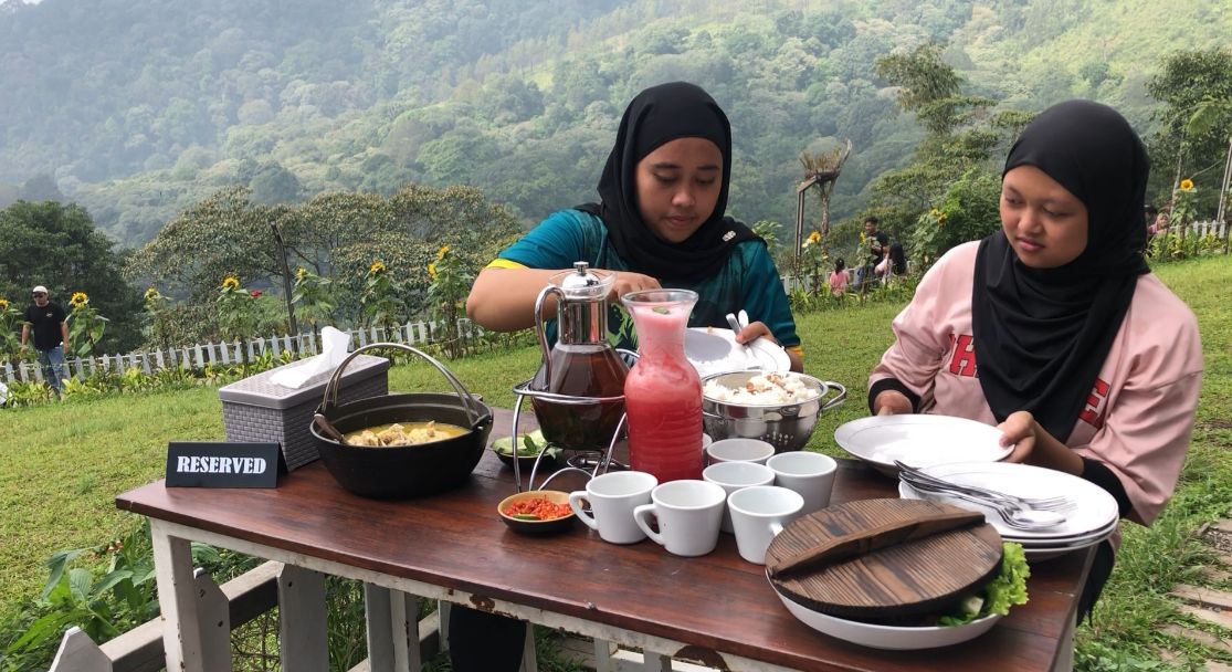 Suasana pengunjung menikmati makan dan melihat pemandangan alam di Lereng Gunung Welirang, Desa Kemloko, Kecamatan Trawas, Kabupaten Mojokerto (Andy / Kabarterdepan.com) 
