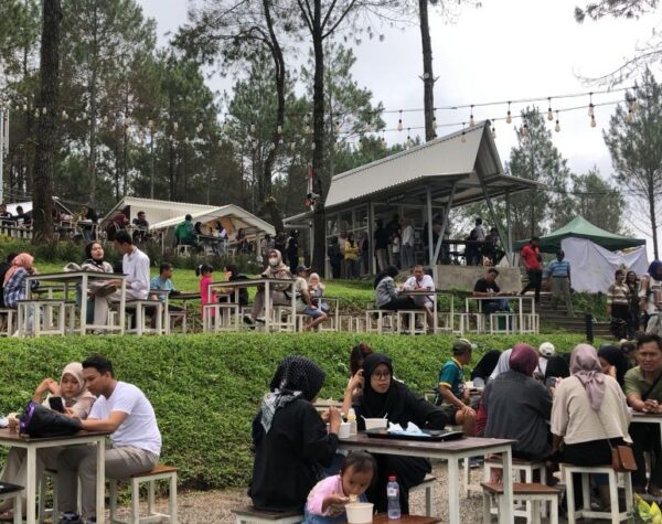 Suasana pengunjung sedang menikmati gulai ikan di Lereng Gunung Welirang, Desa Kemloko, Kecamatan Trawas, Kabupaten Mojokerto