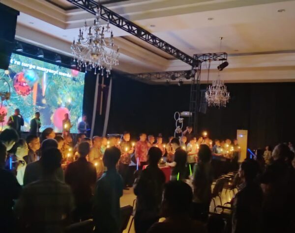 Suasana Ibadah Natal Pria GBT Mojokerto saat penyalaan lilin (Innka / Kabarterdepan.com) 