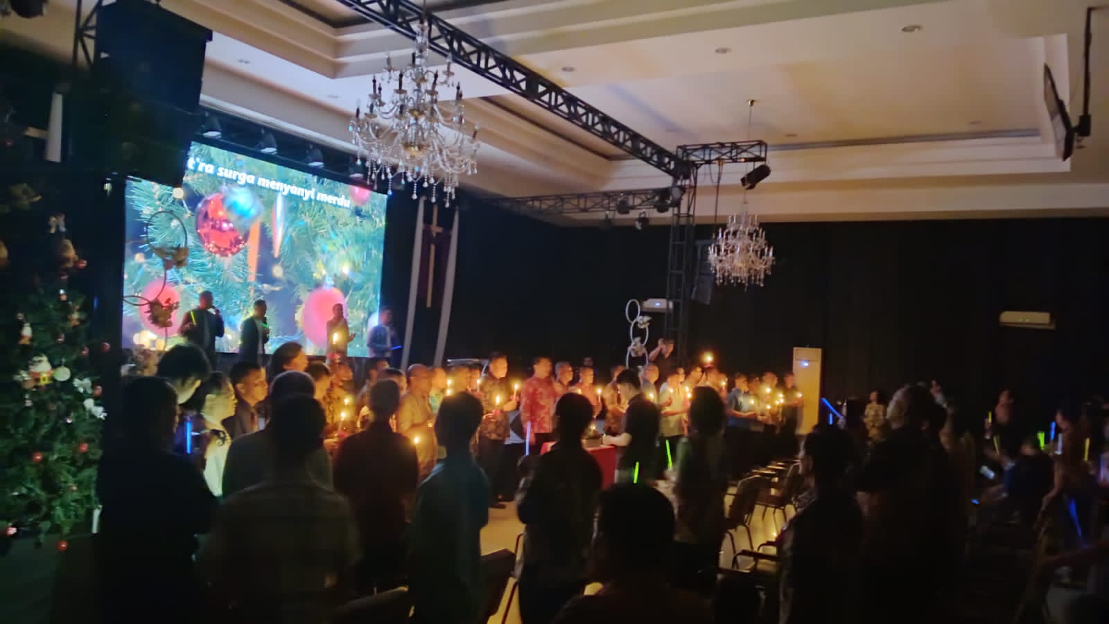 Suasana Ibadah Natal Pria GBT Mojokerto saat penyalaan lilin (Innka / Kabarterdepan.com)