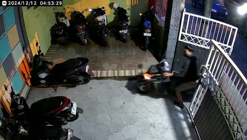 Motor Anak Kos di Ngoro Raib Digondol Maling, Aksinya Terekam CCTV