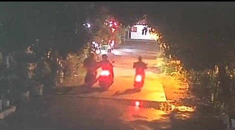 Tangkapan layar yang memperlihatkan pelaku pencuri membawa kabur motor di Perumahan Puskopad, Desa Banjaragung, Puri, Kabupaten Mojokerto (Redaksi / Kabarterdepan.com)