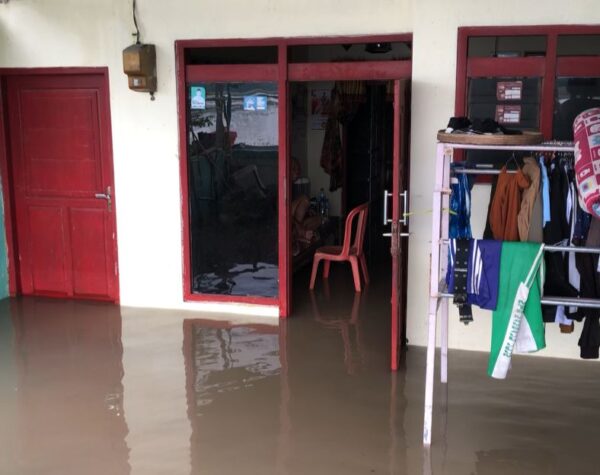 Luapan air Sungai Avour yang merendam jalan hingga rumah di Dusun Semanggi, Desa Salen, Kecamatan Bangsal, Kabupaten Mojokerto, Senin (16/12/2024) siang (Andy / Kabarterdepan.com) 