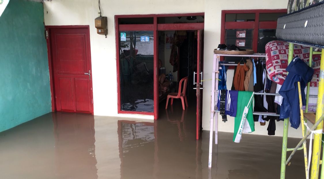 Luapan air Sungai Avour yang merendam jalan hingga rumah di Dusun Semanggi, Desa Salen, Kecamatan Bangsal, Kabupaten Mojokerto, Senin (16/12/2024) siang (Andy / Kabarterdepan.com) 