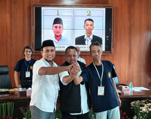 Kedua calon Ketua PWI Mojokerto Aminuddin Ilham, Reporter JTV dan Moch. Chariris, Reporter Jawa Pos Radar Mojokerto dalam Konfercab PWI Mojokerto, Selasa (17/12/2024) siang (Andy / Kabarterdepan.com) 
