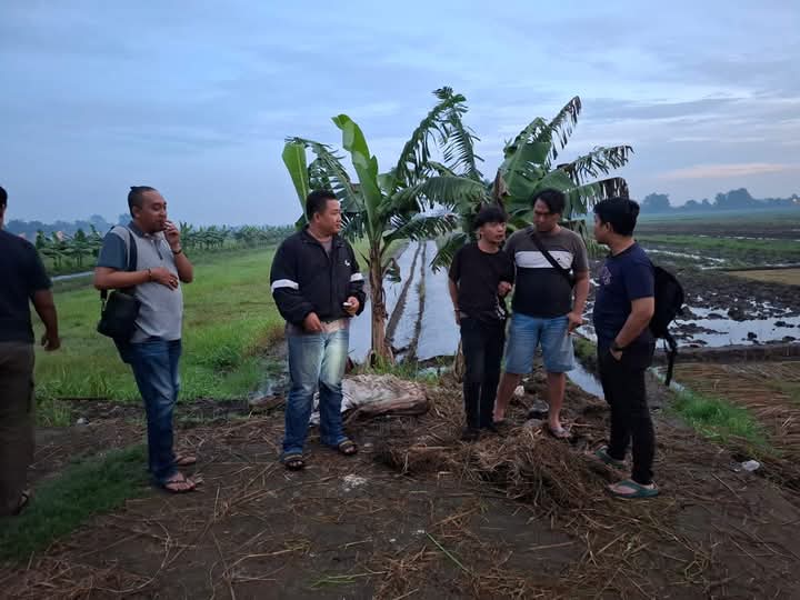 Polisi saat memintai keterangan terhadap pelaku di lokasi kejadian, Selasa (17/12/2024) siang (Redaksi / Kabarterdepan.com)