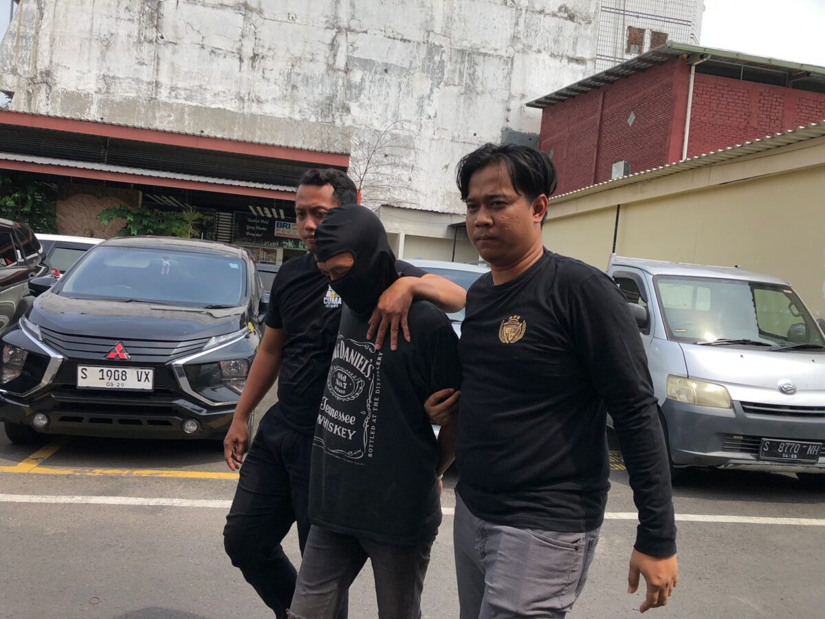 Tersangka pembunuhan, Sudarwo (38) yang membuang mayatnya di Rejoto, saat digelandang ke Mapolres Mojokerto Kota, Jumat (20/12/2024) (Andy / Kabarterdepan.com) 