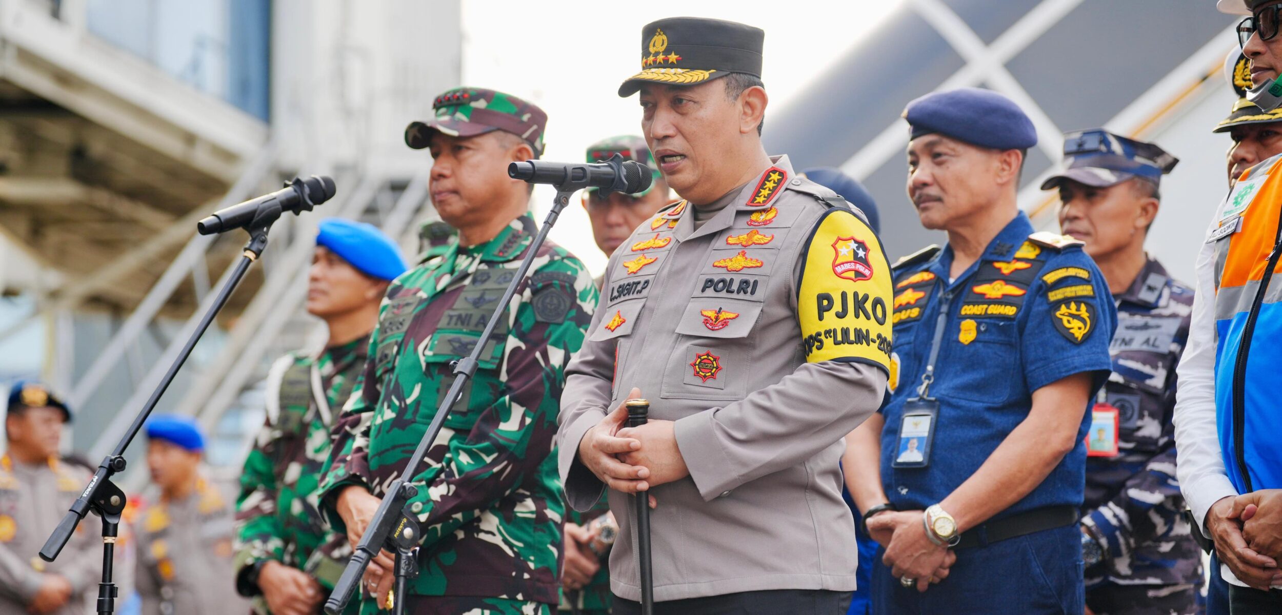 Kapolri Tinjau Pelabuhan Tanjung Perak, Pastikan Kesiapan Natal dan Tahun Baru 2025