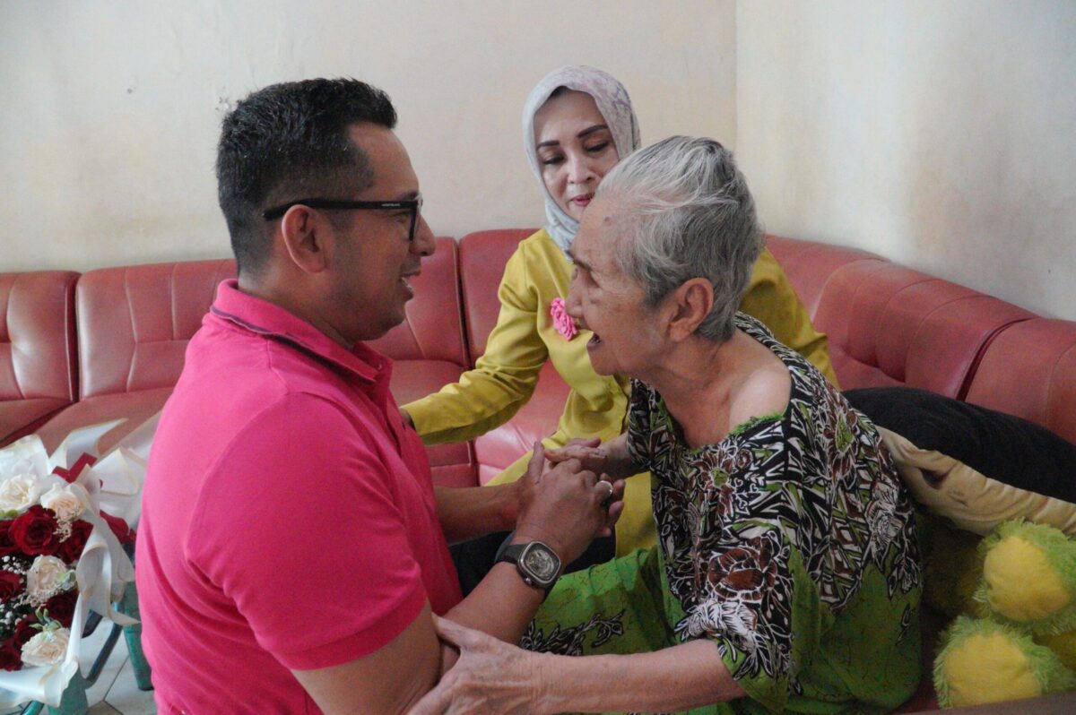 Pohon Beringin raksas yang tumbang menimpa motor penjaga Pos Pam Nataru di Mojosari