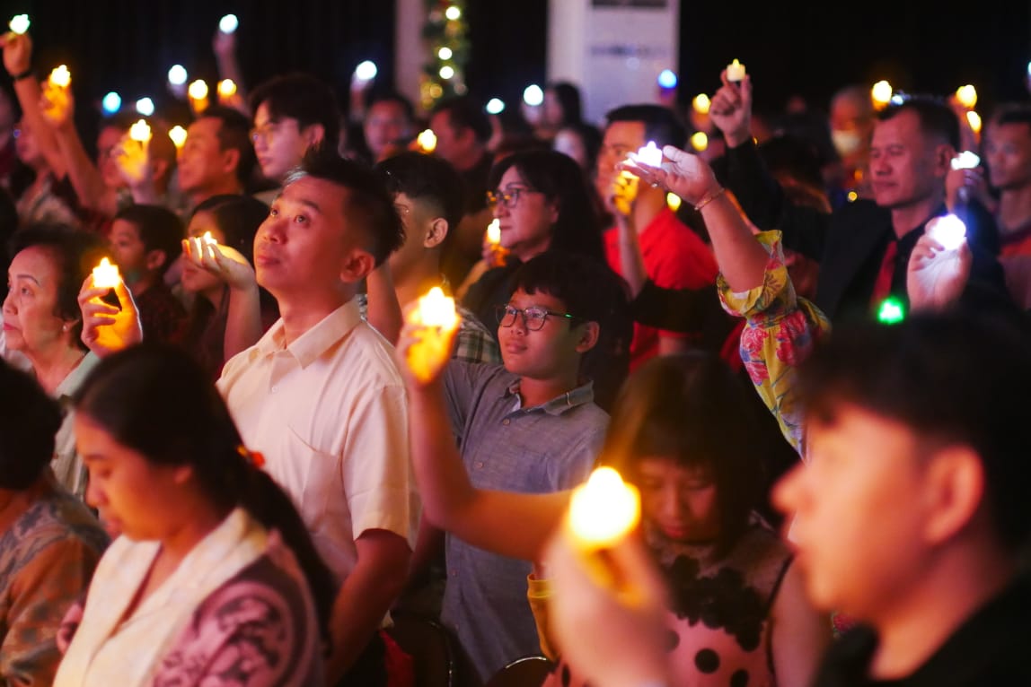 Suasana penyalaan di Ibadah Natal GBI ROCK, Jumat (20/12/2024) sore