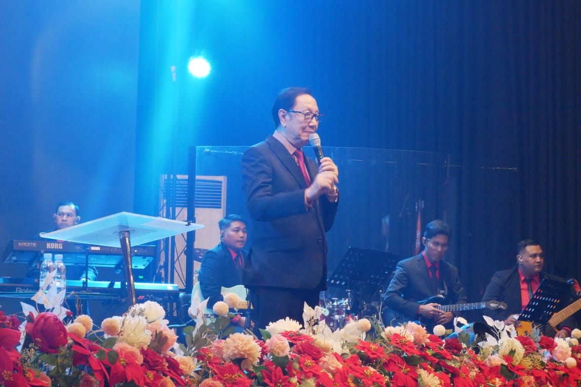 Ps Timotius Arifin Tedjasukmana menyampaikan Firman Tuhan saat Ibadah dan Perayaan Natal GBI ROCK Mojokerto, Jumat (20/12/2024) 