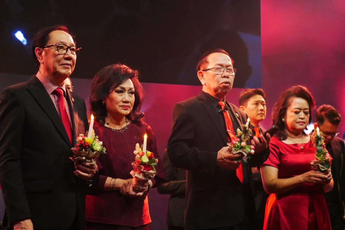 Penyalaan lilin oleh Senior Pastor Timotius Arifin Tedjasukmana bersama istrinya Fifi Sarah Yasaputra dan Gembala GBI ROCK Mojokerto, Ps Daniel Pingardi bersama isterinya Ps Nantinya Daniel, Jumat (20/12/2024) (Steven / Kabarterdepan.com) 