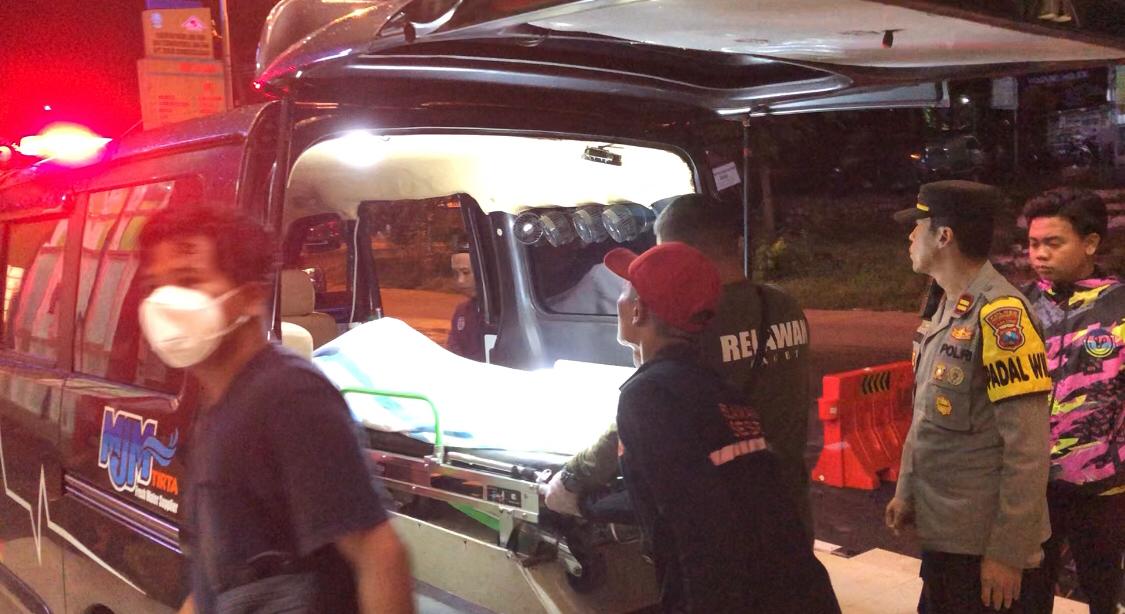 IMG 20241222 WA0083 1 Jenazah korban, Wawan (24) saat dievakuasi dari Rumah Sakit Sumber Glagah untuk dibawa ke Rumah Sakit Pusdik Bhayangkara Porong, Minggu (22/12/2024) malam (Redaksi / Kabarterdepan.com)