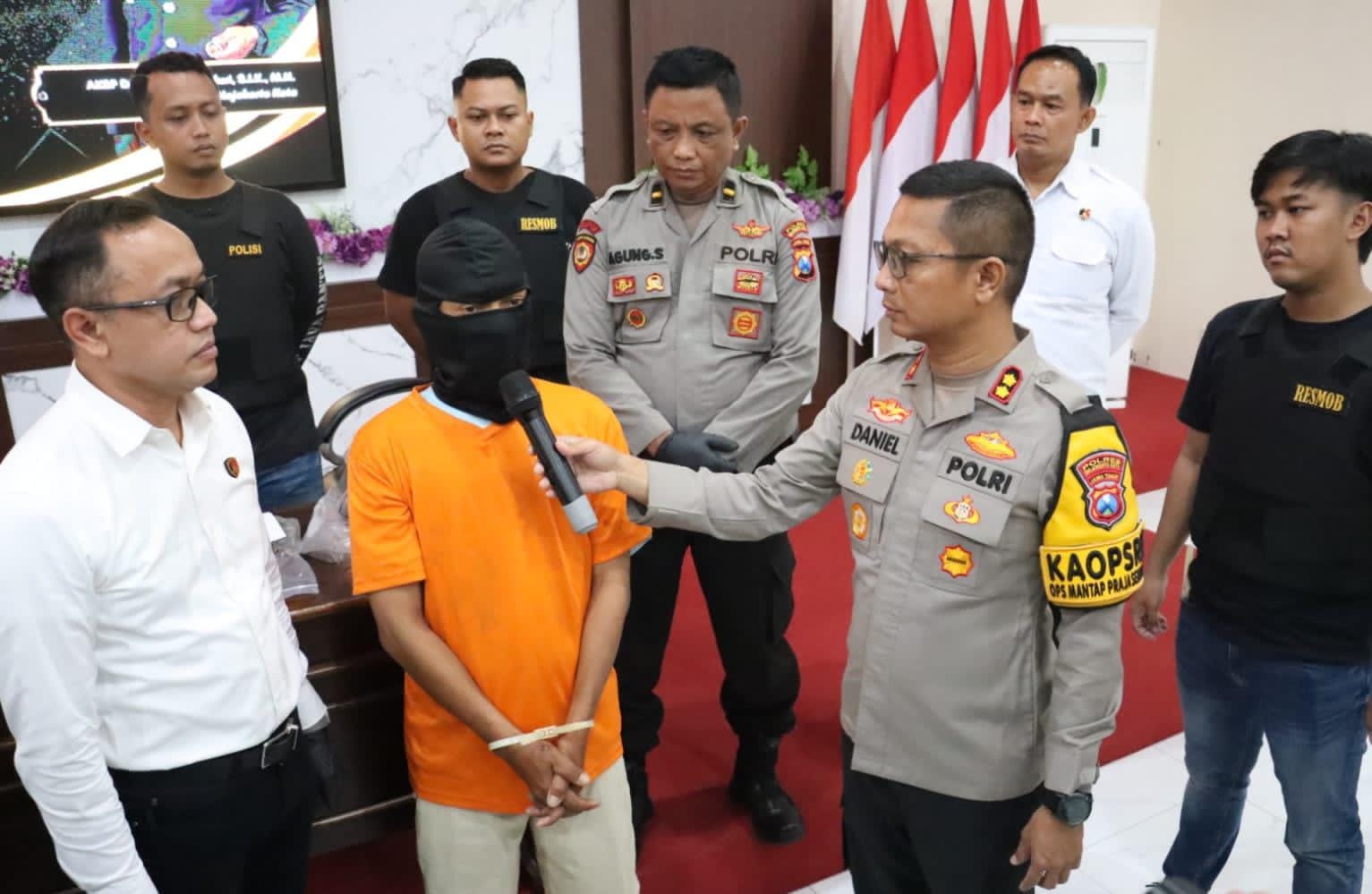 Tersangka, Sudarwo (38) saat ditanyai oleh Kapolres Mojokerto Kota AKBP Daniel S Marunduri dan didampingi Kasat Reskrim AKP Achmad Rudi Zaeny, Senin (23/12/2024) sore (Redaksi / Kabarterdepan.com) 