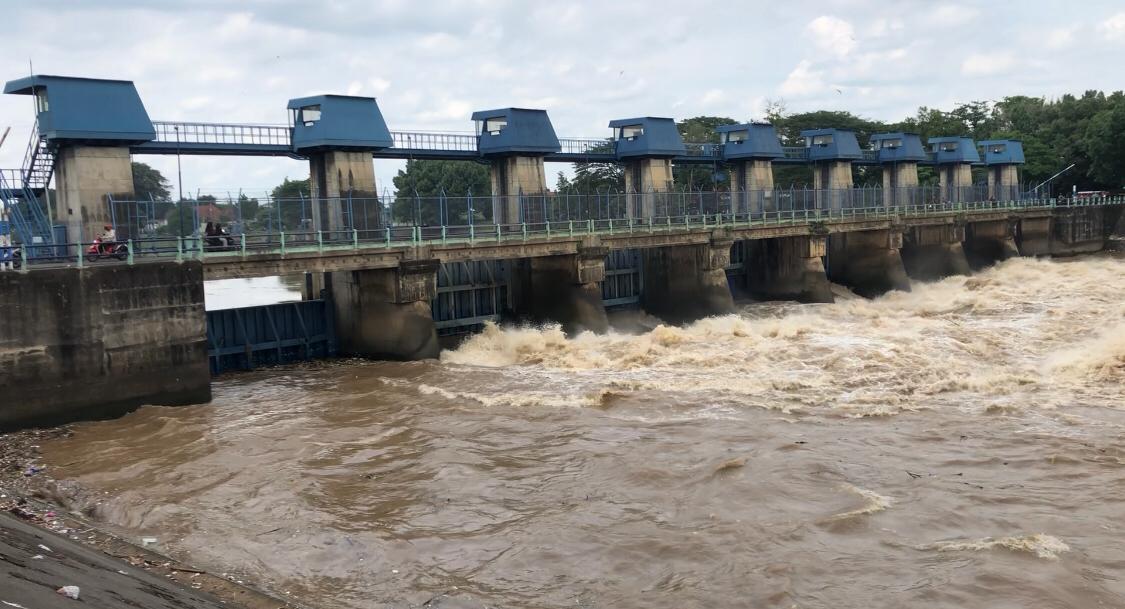 Heboh, Pria asal Puri Nekat Ceburkan Diri ke Sungai Brantas Rolak 9
